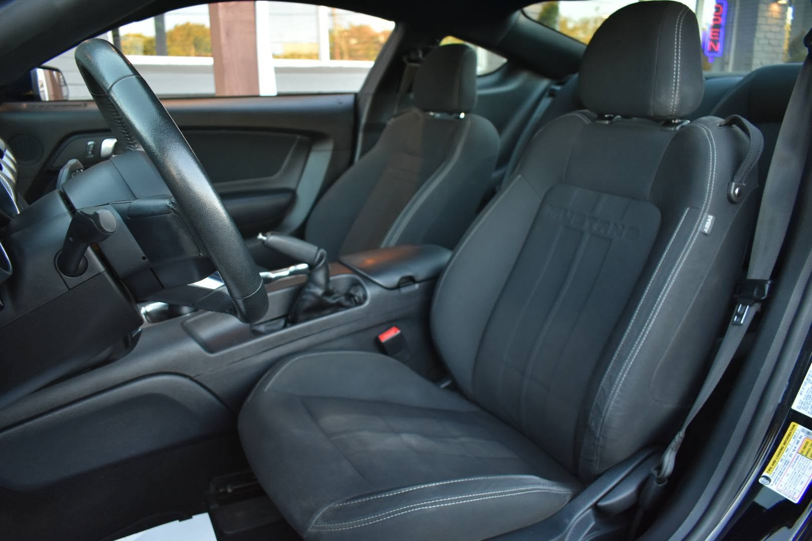 2020 Ford Mustang EcoBoost - Photo 6